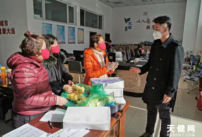 2月3日,退伍军人何晨将自购的救援物资送到甘井子区泉水街道龙园社区