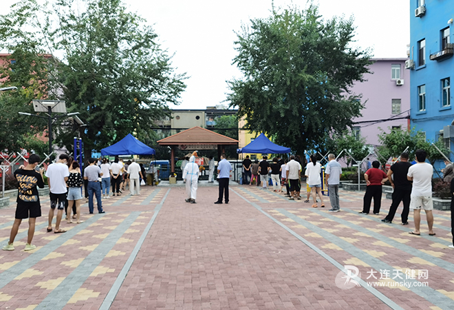 香炉礁街道虹桥社区的居民正在辖区广场上有序排队进行核酸检测