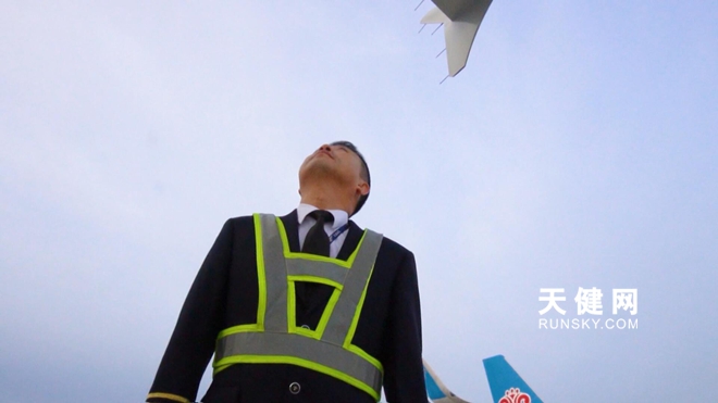 机长肩上四道杠想说爱你不容易