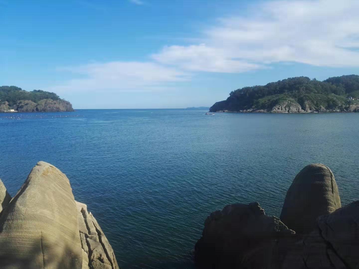 长海小水口位于大连市长海县小长山岛的最东端,在绿荫覆盖的海岛