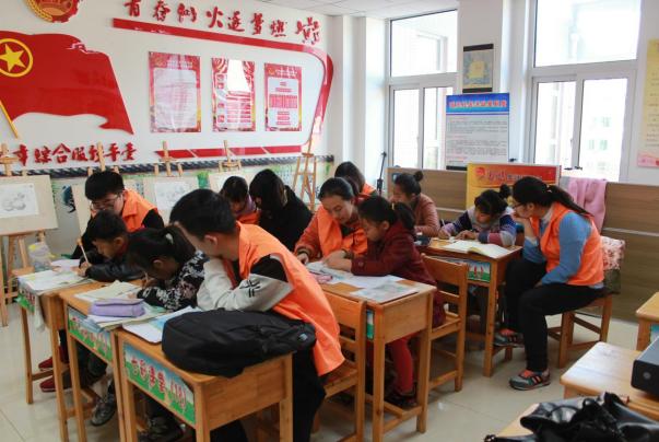 “七彩课堂”为中小学生做课业辅导。 “七彩课堂”为中小学生做课业辅导。